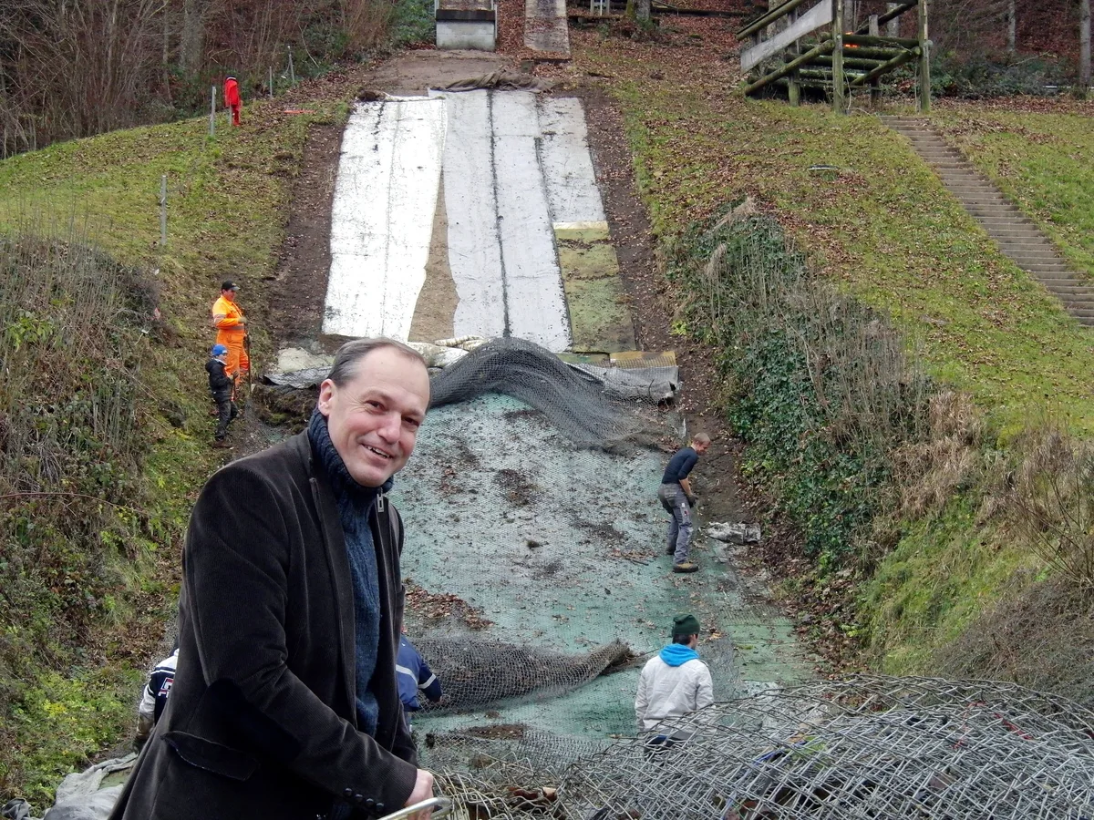 Jörg Kündig vor der Skisprungschanze in Gibswil, die rückgebaut wird.